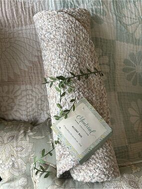 Montreal Oval Accent Rug Size 17 x 24 NEW!